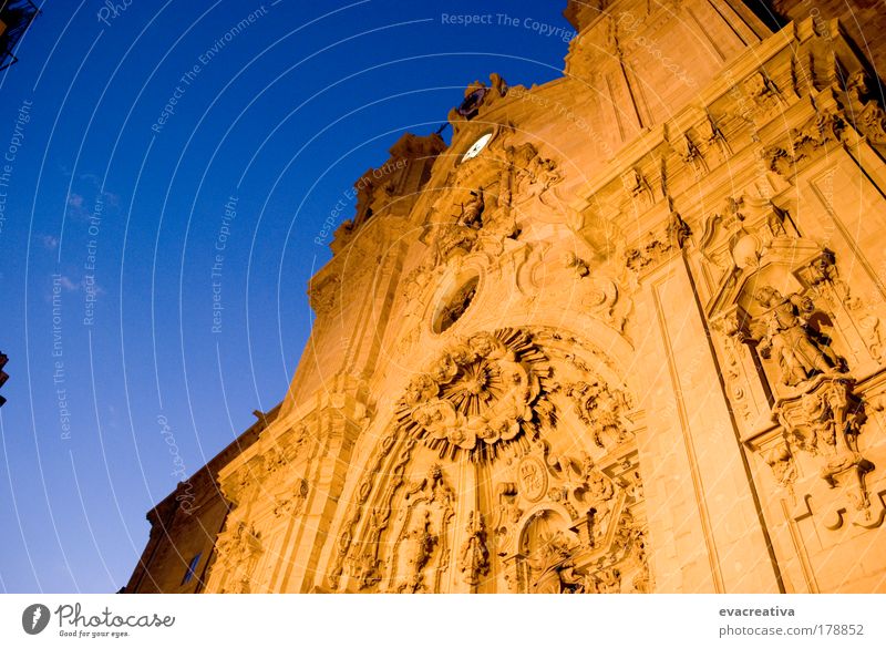 Farbfoto Außenaufnahme Menschenleer Nacht Blitzlichtaufnahme Rückansicht Blick nach oben Kunst Kultur San Sebastián Spanien Hauptstadt Kirche Dom