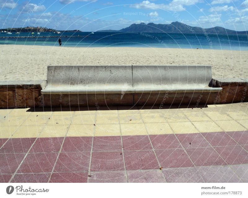 bank Bank Promenade Stein Beton Strand Ferien & Urlaub & Reisen Bürgersteig Pause Meer Mallorca pollensa pollenca rot gelb blau Sommer Süden Spanien