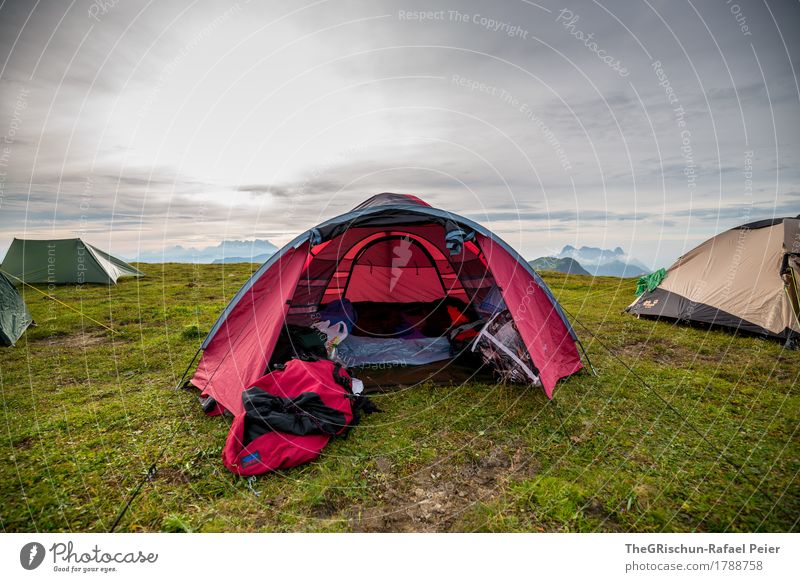 Zeltordnung Umwelt Natur Landschaft blau grau grün rot schlafen Schutz Wiese Gras Berge u. Gebirge Himmel Domizil Camping Strukturen & Formen spannen Farbfoto