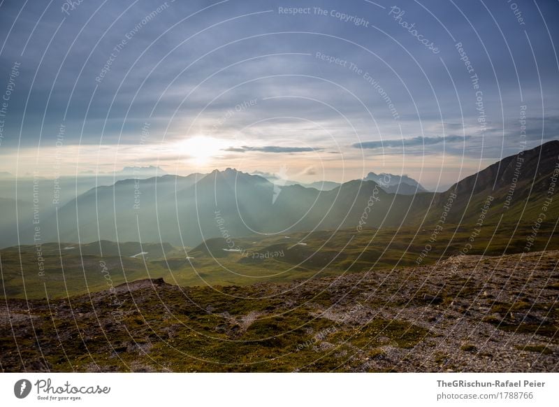 Bergstimmung Umwelt Natur Landschaft blau braun grau grün schwarz weiß Berge u. Gebirge Alpen Außenaufnahme Schweiz Wolken Stimmung Sonnenuntergang Lichtstrahl