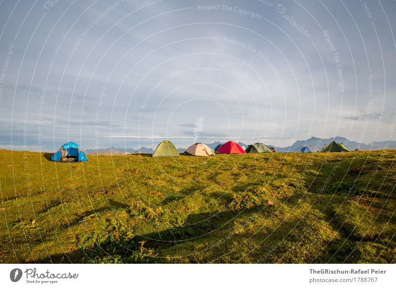 Caming Umwelt Natur Landschaft mehrfarbig grün rot schwarz weiß Außenaufnahme Stimmung Schatten Schattenspiel Berge u. Gebirge Camping Zelt Unterkunft Zeltlager