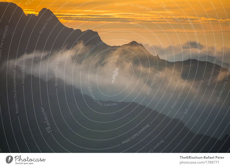 Berge Umwelt Natur Landschaft grau orange schwarz weiß Berge u. Gebirge Außenaufnahme Wolken Stimmung Romantik Gipfel Schweiz wanderland wandern Bergkamm