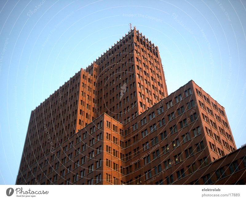 Kollhoff Gebäude Backstein rot Potsdamer Platz Architektur kollhoff blau Berlin