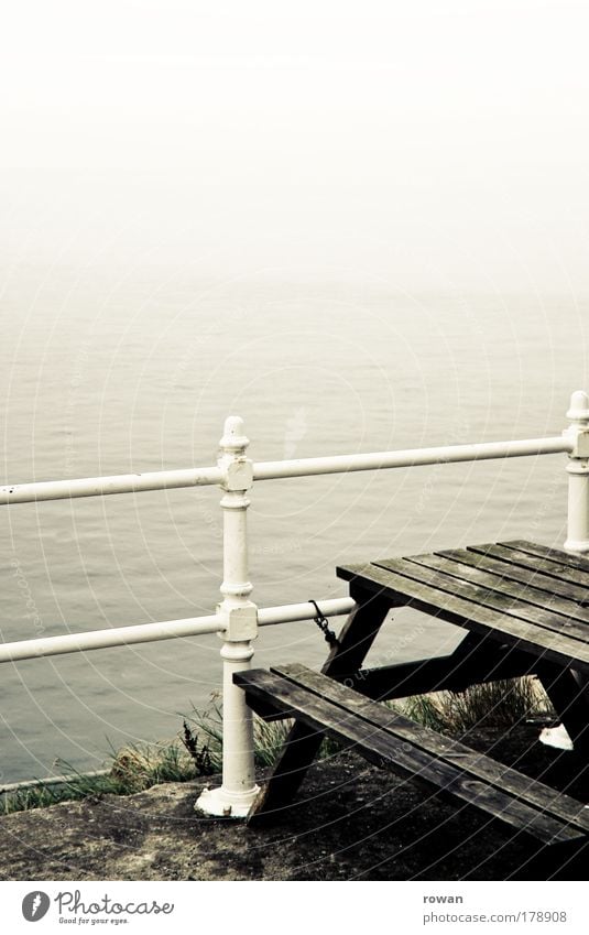 weiß Farbfoto Gedeckte Farben Außenaufnahme Menschenleer Textfreiraum oben Textfreiraum Mitte Tag schlechtes Wetter Unwetter Nebel Küste Seeufer Nordsee Meer