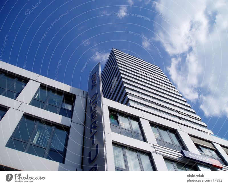 Oderturm Frankfurt am Main Kraft weiß Architektur Turm Powertower blau