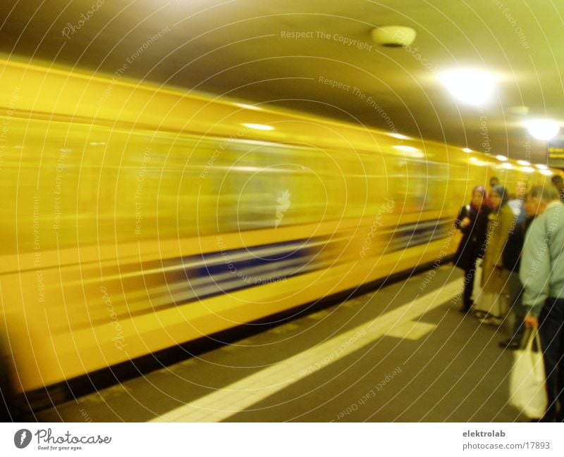 waiting for a train U-Bahn Untergrund Bahnsteig Verkehr Berlin Eisenbahn orange Motion Bewegung