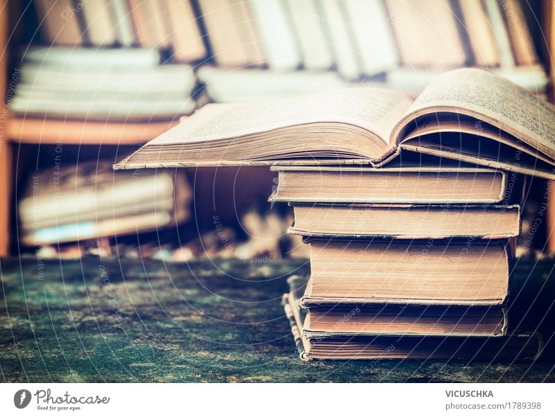 Geöffnete Bücher auf dem Tisch in Bibliothek Stil Design lesen Wohnung Bildung Wissenschaften Schule lernen Klassenraum Prüfung & Examen retro altehrwürdig Buch