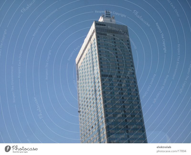 Berlin Alexanderplatz Hochhaus Hotel weiß Architektur blau