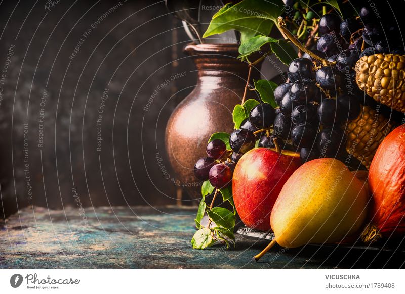 Früchte und Gemüse auf rustikalem Küchentisch, Stillleben Lebensmittel Frucht Ernährung Bioprodukte Vegetarische Ernährung Lifestyle Design Gesunde Ernährung