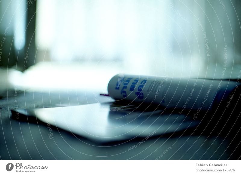 magazine Wohnzimmer Medien Printmedien Zeitung Zeitschrift Coolness glänzend blau Farbfoto Innenaufnahme Detailaufnahme Textfreiraum oben Tag Licht Schatten