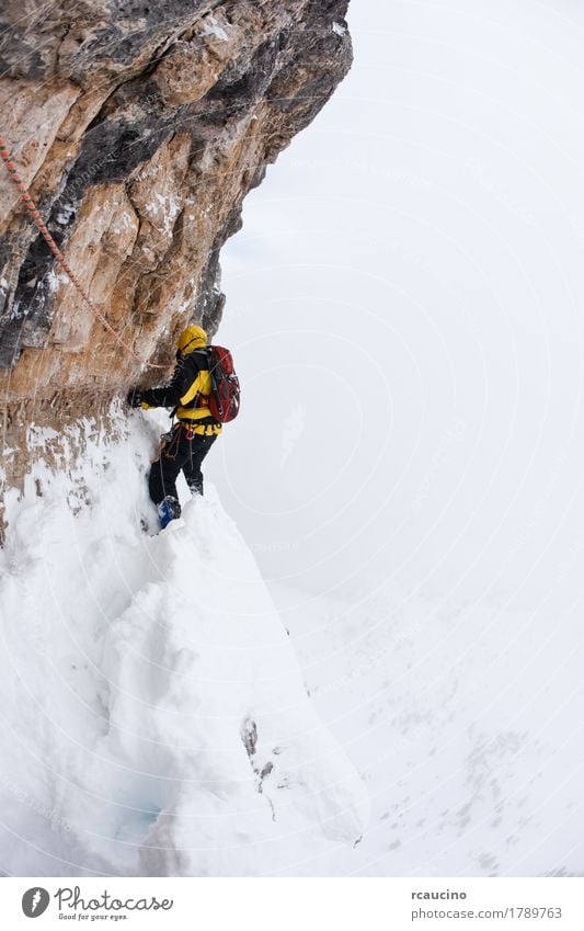 Eine Pechsträhne während eines extremen Winterkletterns Gesicht Abenteuer Expedition Schnee Berge u. Gebirge Sport Klettern Bergsteigen Seil Natur Landschaft