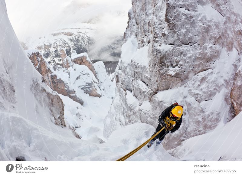 Bergsteiger, der sich während eines extremen Winterkletterns zurück abseilt Abenteuer Expedition Schnee Berge u. Gebirge Sport Klettern Bergsteigen Seil Natur