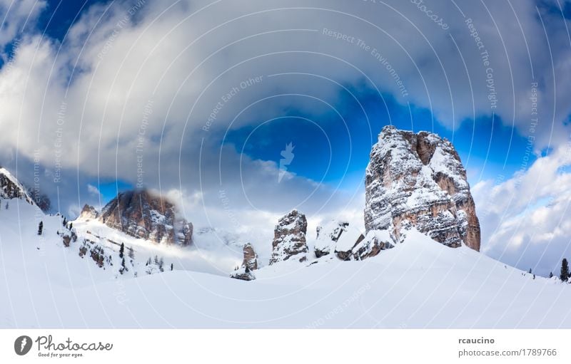 Dolomiti, Italien: die schöne berühmte 5 Torri Cortina Winter Schnee Berge u. Gebirge Landschaft Wolken Alpen Gipfel Gletscher blau weiß Wolkenlandschaft