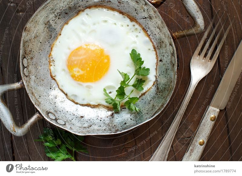 Spiegelei mit Tomaten und Kräutern Kräuter & Gewürze Frühstück Abendessen Pfanne Holz frisch gelb grün Cholesterin Bauernhof braten Mahlzeit Protein rustikal