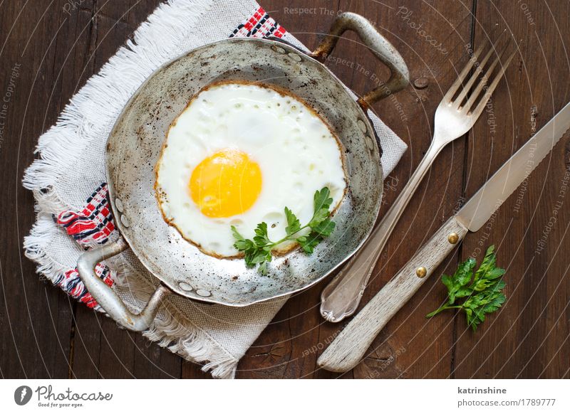 Spiegelei mit Kräutern Gemüse Essen Frühstück Abendessen Pfanne Tisch frisch grün rot weiß Cholesterin Eierschale braten Mahlzeit Protein rustikal ungesund