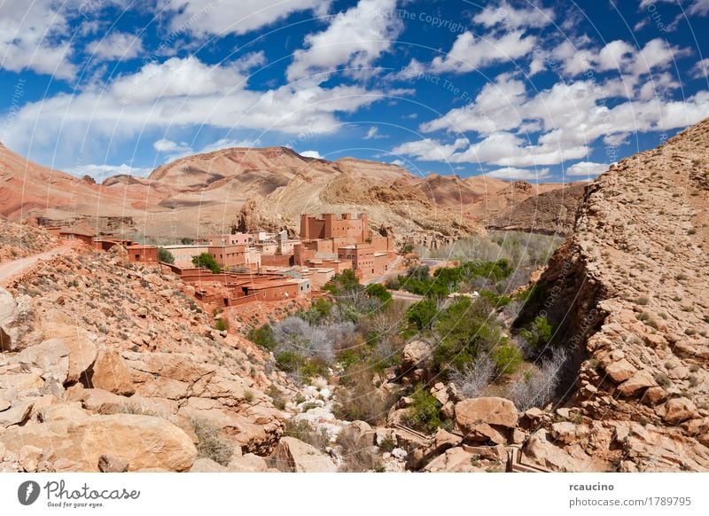 Altes Kasbah im Dades Valley, Süd-Marokko, Afrika. Ferien & Urlaub & Reisen Sommer Berge u. Gebirge Landschaft Himmel Wolken Baum Oase Dorf Stein blau gelb grün