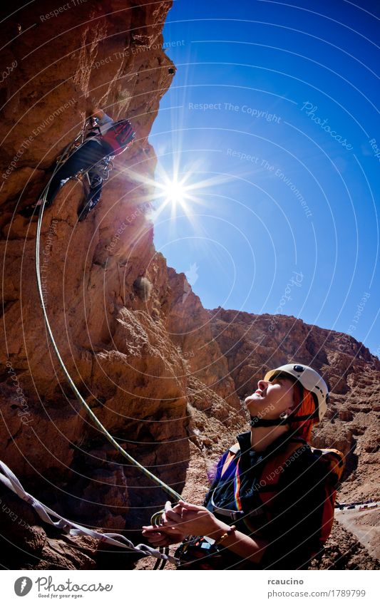 Ein weiblicher Bergsteiger beladet während eines Steigens in Marokko Gesicht Ferien & Urlaub & Reisen Abenteuer Expedition Sommer Sonne Berge u. Gebirge Sport