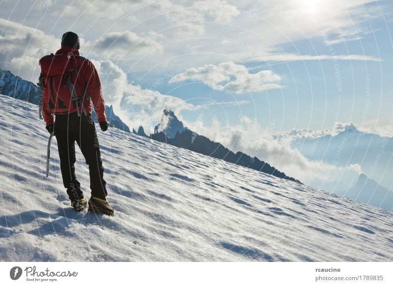 Bergsteiger, der aufwärts auf einen Gletscher geht. Mont Blanc, Frankreich. Abenteuer Expedition Winter Schnee Berge u. Gebirge Klettern Bergsteigen Erfolg