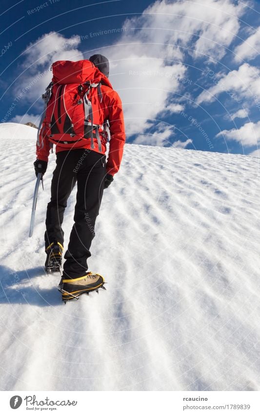 Ein Bergsteiger, der aufwärts auf einen Gletscher geht. Mont Blanc, Frankreich. Abenteuer Expedition Winter Schnee Berge u. Gebirge Klettern Bergsteigen Erfolg