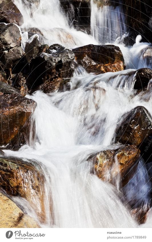 Kleiner Bergbach mit klarem Süßwasser schön Berge u. Gebirge Natur Landschaft Hügel Felsen Bach Fluss Wasserfall Stein frisch klein natürlich weiß Kaskade Clare