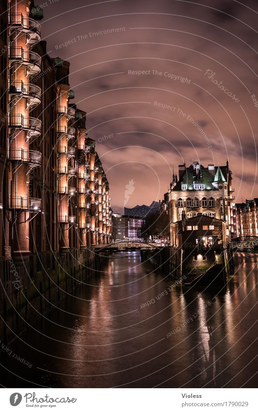 Wasserschloss Hamburg Speicherstadt III Nachtleben maritim historisch ästhetisch Architektur Hafen rot Attraktion Großstadt Hafencity erleuchten Illumination