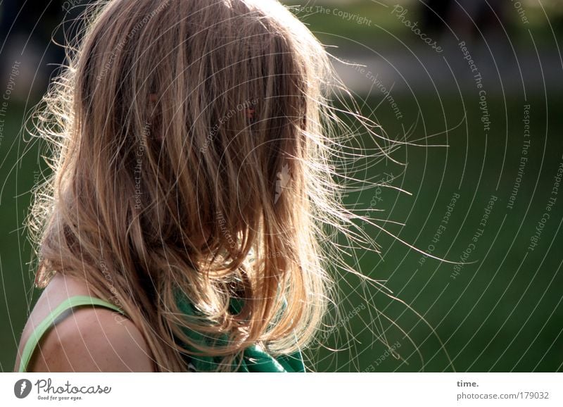 Windspiel Frau feminin Sonne Gegenlicht Haare fliegen wehen ruhen in sich versunken T-Shirt Kopf Haare & Frisuren Haarsträhne träumen Licht Schatten