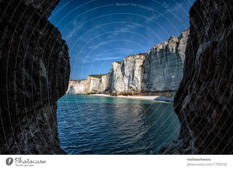 Strand bei Etretat, Normandie Frankreich Sommer Umwelt Natur Landschaft Luft Wasser Himmel Wellen Küste Bucht Meer Atlantik Klippe Felsen fantastisch gigantisch