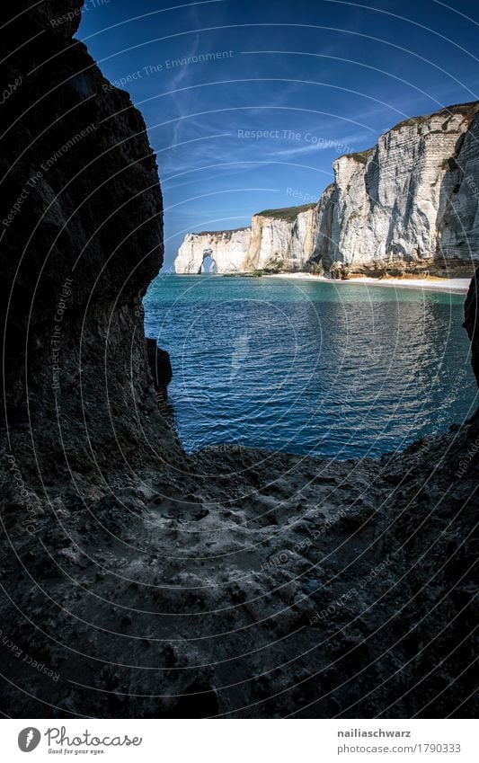 Blick auf Steilküste bei Étretat , Normandie Frankreich Sommer Strand Umwelt Natur Landschaft Schönes Wetter Küste Seeufer Bucht Meer Cliff Atlantik Höhle