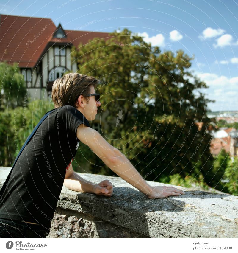 Blick über die Stadt Farbfoto Außenaufnahme Detailaufnahme Tag Licht Schatten Kontrast Sonnenlicht Starke Tiefenschärfe Zentralperspektive Totale Porträt