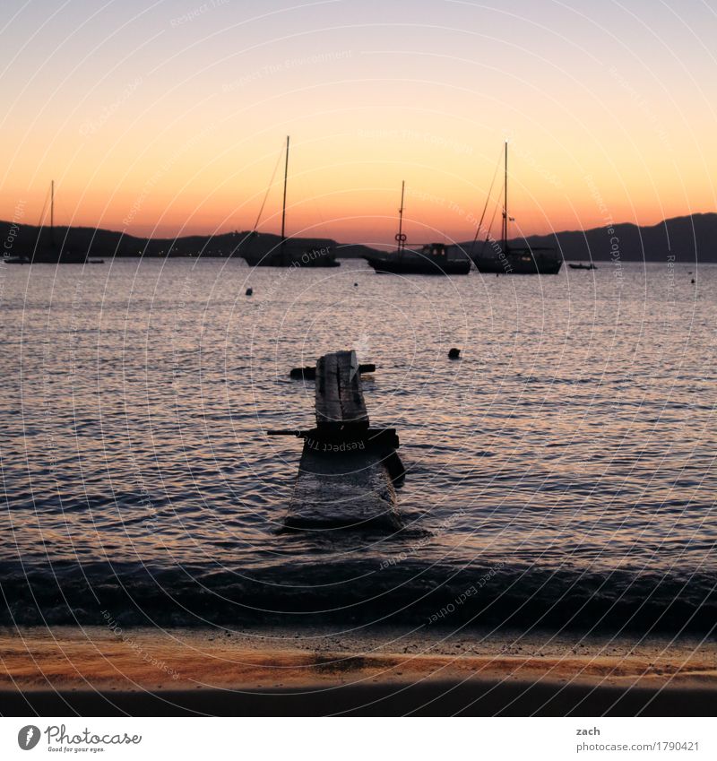 ablegen Segeln Wasser Wolkenloser Himmel Nachthimmel Sonnenaufgang Sonnenuntergang Sommer Schönes Wetter Hügel Wellen Küste Strand Meer Mittelmeer Ägäis Insel