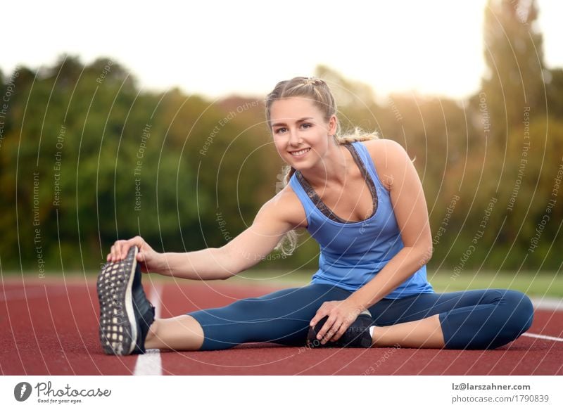 Junge Frau des glücklichen Sitzes, die Übungen ausdehnend tut Lifestyle Glück schön Gesicht Sommer Sport feminin Erwachsene 1 Mensch 18-30 Jahre Jugendliche