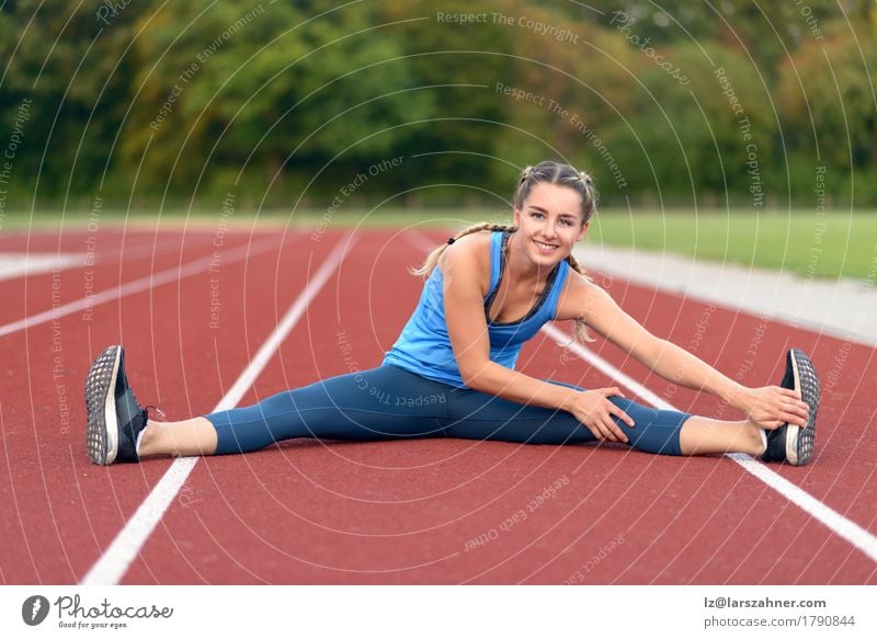 Junge Frau des glücklichen Sitzes, die Übungen ausdehnend tut Lifestyle Glück schön Gesicht Sommer Sport feminin Erwachsene 1 Mensch 18-30 Jahre Jugendliche