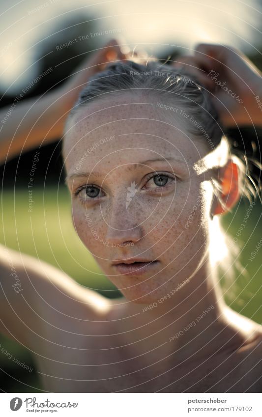 Sprossen Farbfoto Außenaufnahme Textfreiraum unten Sonnenlicht Schwache Tiefenschärfe Porträt Oberkörper Blick in die Kamera schön Gesicht Kosmetik Sommer