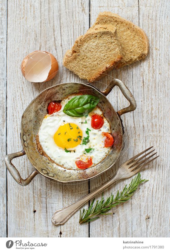 Spiegelei mit Tomaten, hausgemachtem Brot und Kräutern Lebensmittel Milcherzeugnisse Gemüse Frühstück Abendessen Pfanne Holz frisch gelb grün Cholesterin