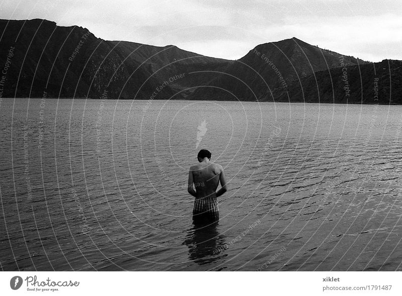 See Mann Teich Wasser Reflexion & Spiegelung Shorts nackt Rücken Coolness Vulkan Insel Schwimmen & Baden Berge u. Gebirge Wellen Hintergrundbild Schlamm