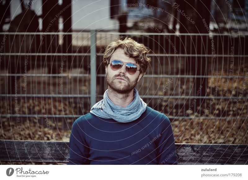 junge Farbfoto Außenaufnahme Tag Sonnenlicht Porträt Blick in die Kamera Mann Erwachsene Bart Herbst T-Shirt Sonnenbrille Schal blond Dreitagebart Coolness