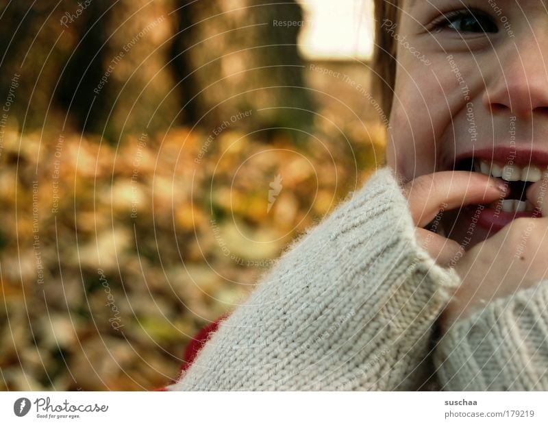 vorfreude Gedeckte Farben Außenaufnahme Schwache Tiefenschärfe Porträt Blick in die Kamera Kind Kleinkind Mädchen Kopf Gesicht Auge Nase Mund Lippen Zähne Arme