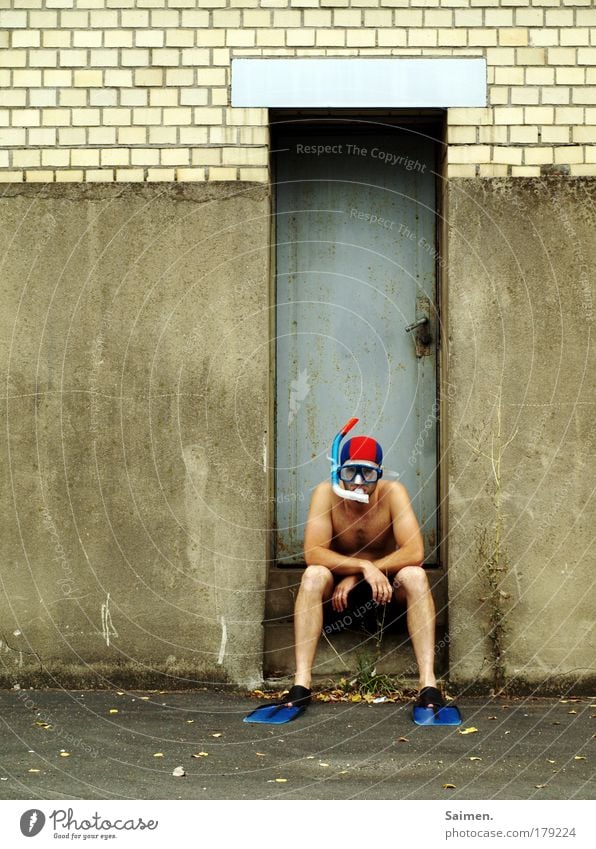 "irgendwas stimmt hier nicht!" Farbfoto Außenaufnahme Textfreiraum links Tag Ganzkörperaufnahme Vorderansicht Blick Wassersport tauchen maskulin Mann Erwachsene