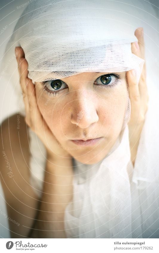 oh oh Farbfoto Gedeckte Farben Innenaufnahme Experiment Textfreiraum oben Textfreiraum unten Licht Porträt Blick Gesicht Karneval feminin Frau Erwachsene 1