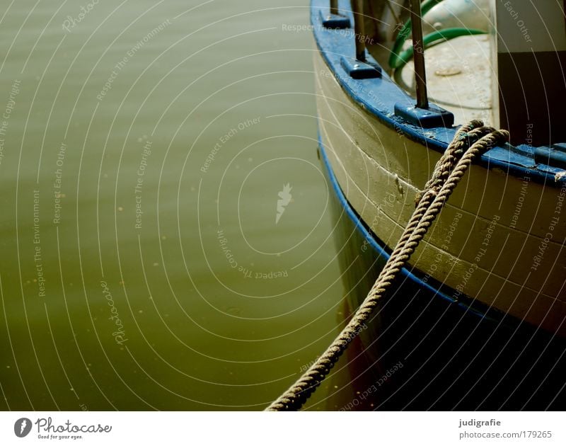 Hafen Farbfoto Außenaufnahme Fischereiwirtschaft Wasser Schifffahrt Bootsfahrt Fischerboot Wasserfahrzeug fest blau grün Stimmung Sicherheit ruhig Ankerplatz