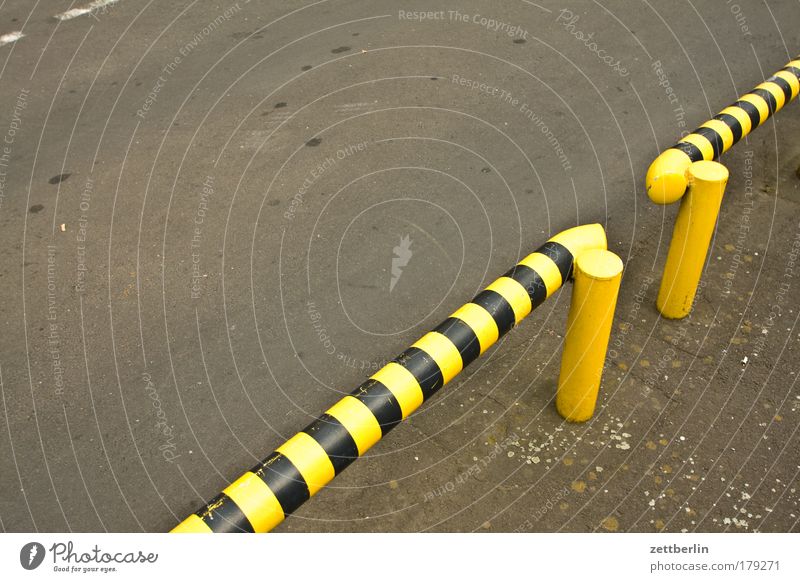 Kein Durchgang für Tigerenten Parkplatz Grenze Begrenzung Barriere Hürde Zaun Wespen bedrohlich gefährlich Straße Textfreiraum