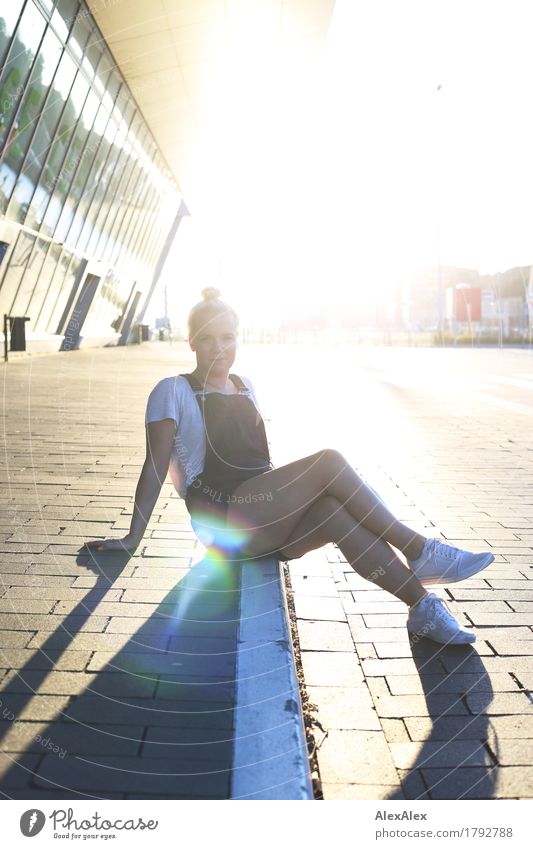 Sonne Lifestyle Freude Glück schön Ausflug Sonnenbad Junge Frau Jugendliche 30-45 Jahre Erwachsene Landschaft Schönes Wetter Stadt Fensterfront Fußweg Fassade