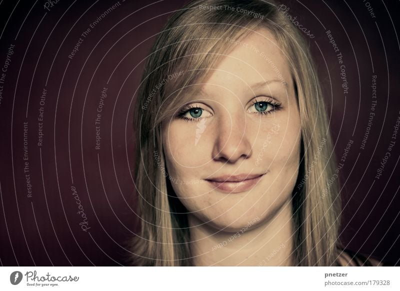 Portrait Farbfoto Studioaufnahme Kunstlicht Porträt Oberkörper Vorderansicht Blick Blick in die Kamera Stil Freude Glück Mensch feminin Junge Frau Jugendliche