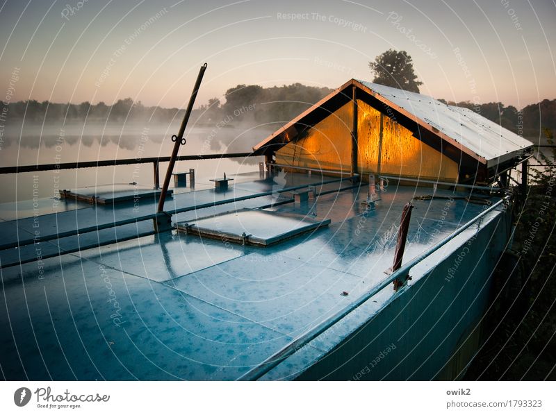 Hausboot Umwelt Natur Landschaft Wasser Wolkenloser Himmel Horizont Herbst Klima Schönes Wetter Nebel Baum See Wasserfahrzeug Metall leuchten eckig frisch