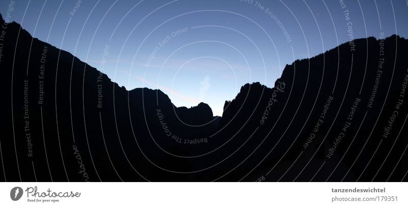 Unser Kurzurlaub ist zu Ende Farbfoto Außenaufnahme Dämmerung Silhouette Landschaft Himmel Stern Horizont Sonnenaufgang Sonnenuntergang Berge u. Gebirge groß