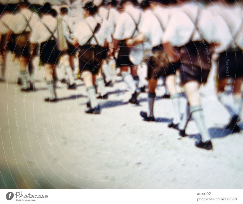 Bavaria Farbfoto Textfreiraum unten Tag Blick nach vorn Umzug (Wohnungswechsel) Oktoberfest Tradition Bayern Weißwurst München süßer Senf Krachlederne Lederhose