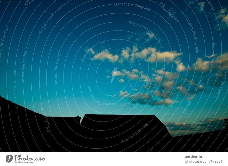 Feierabend in Stausebach Himmel Wolken Abend Abenddämmerung Sonnenuntergang Nachtruhe Dach first Bauernhof Hof vierseithof Textfreiraum