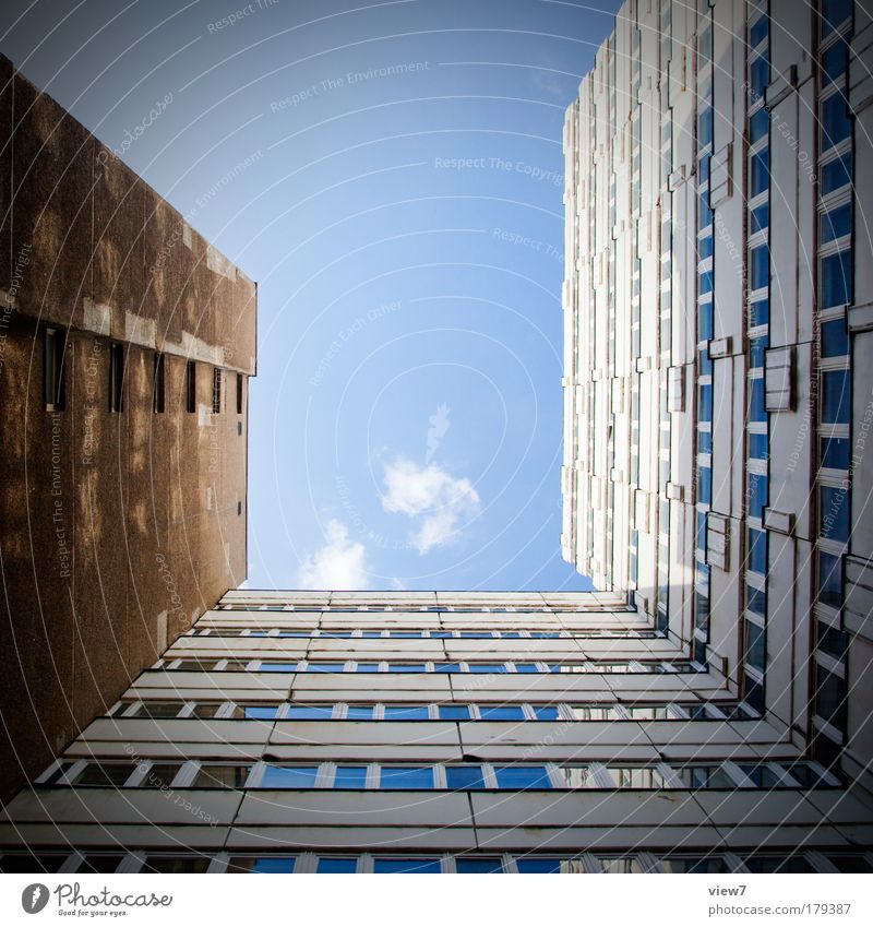 Freiraum Farbfoto Außenaufnahme Detailaufnahme Menschenleer Textfreiraum Mitte Licht Starke Tiefenschärfe Froschperspektive Himmel Haus Hochhaus Industrieanlage