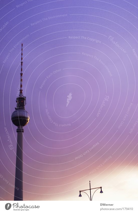 Fernsehturm mit Beleuchtung elegant Tourismus Sightseeing Städtereise Traumhaus Fernseher Himmel Nachthimmel Hauptstadt Turm Bauwerk Architektur Antenne stehen