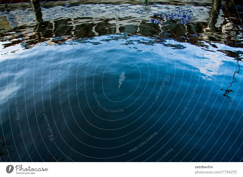 Hafen Wasser Wasseroberfläche See Teich Fluss Meer Kanal Wasserfahrzeug Schifffahrt Fähre Reflexion & Spiegelung Wellen Kräusel Textfreiraum Menschenleer Sommer